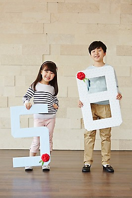 포토 JPG 스튜디오촬영 전신 여자 기념일 남자 초등학생 어린이 실내 서기 웃음 사람 동양인 소녀 이벤트 소년 두명 앞모습 유치원생 한국인 어버이날 카네이션 5월행사 어린이만 국내포토 학생 꽃 뷰포인트 모션 표정 인종 내부 5월 파일형식