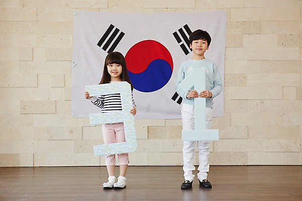 포토 JPG 스튜디오촬영 전신 여자 기념일 남자 초등학생 어린이 실내 서기 웃음 사람 동양인 소녀 이벤트 소년 두명 앞모습 유치원생 한국인 태극기 삼일절 어린이만 국내포토 학생 뷰포인트 모션 표정 인종 내부 공휴일 국기 국경일 파일형식