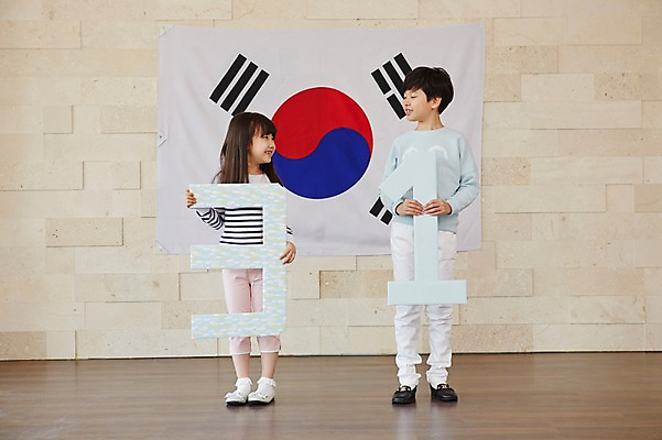 포토 JPG 스튜디오촬영 전신 여자 기념일 남자 초등학생 어린이 실내 서기 웃음 사람 동양인 소녀 이벤트 소년 두명 앞모습 마주보기 유치원생 한국인 태극기 삼일절 어린이만 국내포토 학생 뷰포인트 모션 표정 인종 내부 공휴일 국기 국경일 파일형식