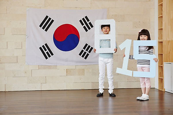 포토 JPG 스튜디오촬영 전신 여자 기념일 남자 초등학생 어린이 실내 서기 사람 동양인 소녀 이벤트 소년 두명 앞모습 유치원생 한국인 태극기 광복절 어린이만 국내포토 학생 뷰포인트 모션 인종 내부 공휴일 국기 국경일 파일형식