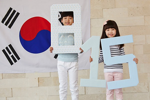 포토 JPG 스튜디오촬영 여자 기념일 남자 초등학생 어린이 실내 서기 웃음 사람 동양인 소녀 이벤트 소년 상반신 두명 앞모습 유치원생 한국인 태극기 광복절 어린이만 국내포토 학생 뷰포인트 모션 표정 인종 내부 공휴일 국기 국경일 파일형식