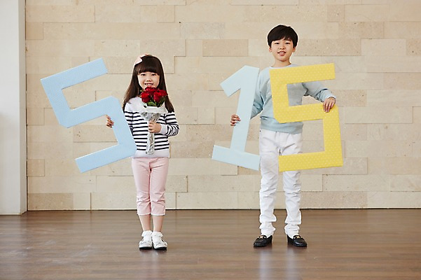 포토 JPG 스튜디오촬영 전신 여자 기념일 남자 초등학생 어린이 실내 서기 웃음 들기 사람 동양인 소녀 이벤트 소년 두명 앞모습 장미 유치원생 한국인 스승의날 5월행사 어린이만 국내포토 학생 꽃 뷰포인트 모션 표정 인종 내부 5월 파일형식