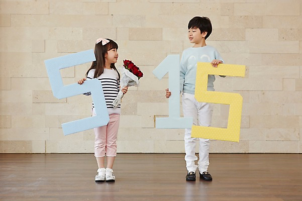 포토 JPG 스튜디오촬영 전신 여자 기념일 남자 초등학생 어린이 실내 서기 웃음 들기 사람 동양인 소녀 이벤트 소년 두명 앞모습 장미 마주보기 유치원생 한국인 스승의날 5월행사 어린이만 국내포토 학생 꽃 뷰포인트 모션 표정 인종 내부 5월 파일형식