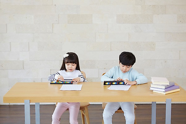 포토 JPG 스튜디오촬영 여자 어린이교육 남자 초등학생 어린이 실내 사람 앉기 동양인 소녀 소년 상반신 두명 앞모습 유치원생 한국인 주판 수학 책상 어린이만 국내포토 학생 교육 뷰포인트 가구 교과목 모션 인종 내부 계산기 파일형식