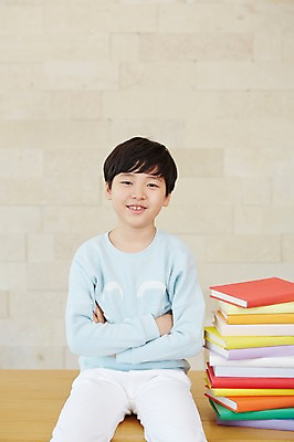 포토 JPG 스튜디오촬영 어린이교육 남자 초등학생 어린이 실내 한명 웃음 사람 앉기 동양인 소년 상반신 앞모습 책 쌓기 팔짱 한국인 남자만 남자한명만 어린이만 소년만 소년한명만 국내포토 1 학생 교육 뷰포인트 모션 표정 인종 내부 파일형식