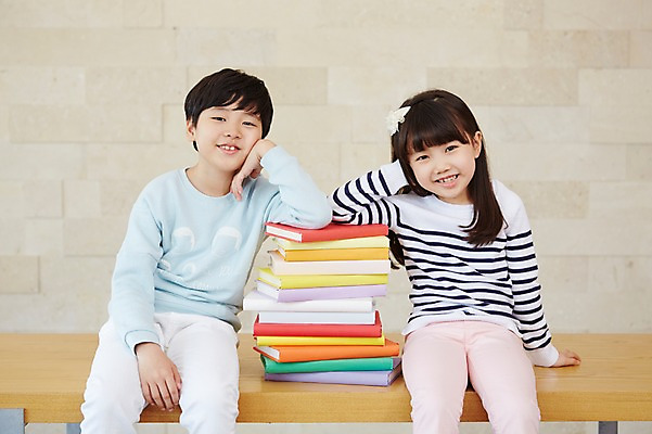 포토 JPG 스튜디오촬영 여자 어린이교육 남자 초등학생 어린이 실내 웃음 사람 앉기 동양인 소녀 소년 상반신 두명 앞모습 책 쌓기 턱괴기 유치원생 한국인 어린이만 국내포토 학생 교육 뷰포인트 모션 표정 인종 내부 파일형식