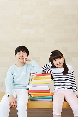 포토 JPG 스튜디오촬영 여자 어린이교육 남자 초등학생 어린이 실내 웃음 사람 앉기 동양인 소녀 소년 상반신 두명 앞모습 책 쌓기 턱괴기 유치원생 한국인 어린이만 국내포토 학생 교육 뷰포인트 모션 표정 인종 내부 파일형식
