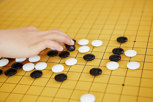 포토 JPG 스튜디오촬영 손 어린이 실내 한명 사람 신체부위 바둑 바둑알 바둑판 어린이만 국내포토 1 놀이 내부 파일형식