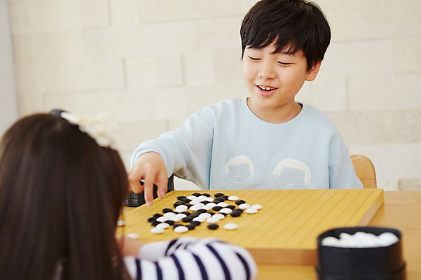 포토 JPG 스튜디오촬영 여자 남자 초등학생 어린이 실내 웃음 사람 앉기 동양인 소녀 소년 상반신 두명 앞모습 한국인 바둑 어린이만 국내포토 학생 뷰포인트 모션 놀이 표정 인종 내부 파일형식