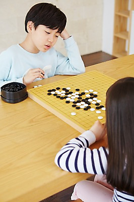 포토 JPG 스튜디오촬영 여자 남자 초등학생 어린이 실내 사람 앉기 동양인 소녀 소년 상반신 두명 유치원생 한국인 바둑 어린이만 국내포토 학생 모션 놀이 인종 내부 파일형식