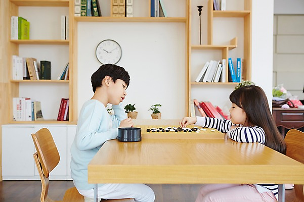 포토 JPG 스튜디오촬영 여자 남자 초등학생 어린이 실내 사람 앉기 동양인 소녀 소년 상반신 두명 옆모습 유치원생 한국인 바둑 어린이만 국내포토 학생 뷰포인트 모션 놀이 인종 내부 파일형식