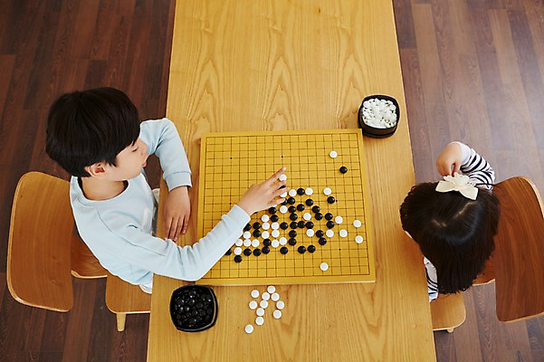 포토 JPG 스튜디오촬영 여자 남자 초등학생 어린이 실내 사람 앉기 동양인 소녀 소년 상반신 두명 하이앵글 유치원생 한국인 바둑 어린이만 국내포토 학생 뷰포인트 모션 놀이 인종 내부 파일형식