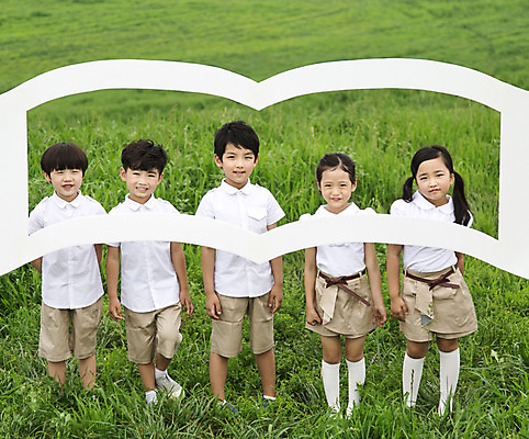 포토 JPG 주간 여자 어린이교육 남자 어린이 서기 웃음 사람 동양인 소녀 소년 잔디 여러명 야외 앞모습 유치원생 한국인 책모양 어린이만 국내포토 자연요소 모양 식물 교육 뷰포인트 다수 모션 표정 인종 파일형식