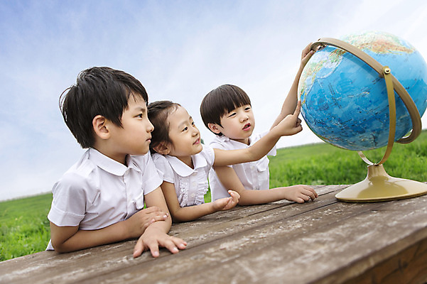 포토 JPG 주간 여자 어린이교육 남자 어린이 사람 동양인 소녀 소년 상반신 야외 세명 지구본 유치원생 한국인 가리킴 지시 책상 어린이만 국내포토 자연요소 교육 가구 모션 인종 손짓 파일형식