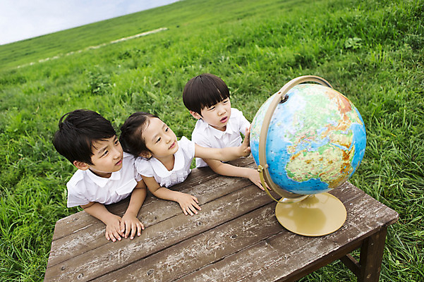 포토 JPG 주간 여자 어린이교육 남자 어린이 사람 동양인 소녀 소년 잔디 상반신 야외 세명 지구본 유치원생 한국인 책상 어린이만 국내포토 자연요소 식물 교육 가구 인종 파일형식