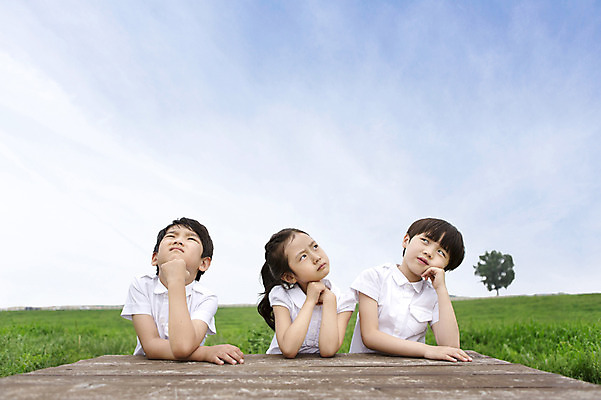 포토 JPG 주간 여자 남자 어린이 생각 사람 동양인 소녀 소년 잔디 상반신 야외 앞모습 세명 턱괴기 유치원생 한국인 책상 어린이만 국내포토 자연요소 식물 뷰포인트 가구 모션 인종 파일형식