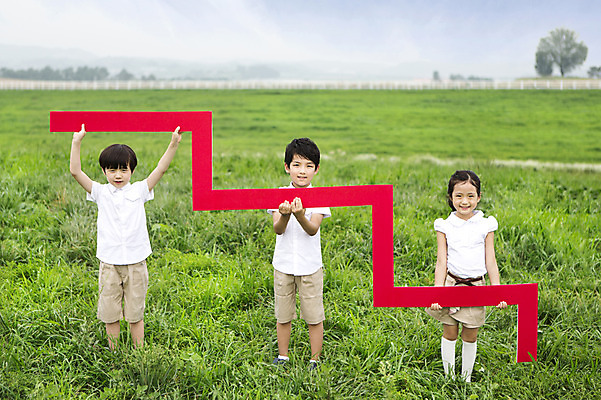 포토 JPG 주간 여자 어린이교육 남자 어린이 서기 웃음 들기 사람 동양인 소녀 소년 잔디 야외 앞모습 세명 계단 유치원생 한국인 어린이만 국내포토 자연요소 식물 교육 뷰포인트 모션 표정 인종 파일형식