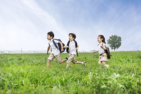 포토 JPG 주간 여자 남자 어린이 책가방 사람 동양인 소녀 소년 잔디 야외 옆모습 세명 친구 달리기 유치원생 한국인 입학 어린이만 국내포토 자연요소 식물 교육 뷰포인트 가방 관계 모션 인종 파일형식
