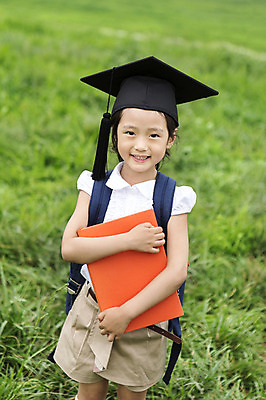 포토 JPG 주간 여자 어린이교육 어린이 학사모 책가방 한명 서기 웃음 들기 사람 동양인 소녀 잔디 상반신 야외 앞모습 아웃포커스 책 유치원생 한국인 여자만 여자한명만 어린이만 소녀만 소녀한명만 국내포토 자연요소 식물 모자_잡화 1 교육 뷰포인트 가방 졸업 모션 촬영기법 표정 인종 파일형식