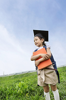 포토 JPG 주간 여자 어린이교육 어린이 학사모 책가방 한명 서기 웃음 들기 사람 동양인 소녀 잔디 상반신 야외 책 유치원생 한국인 여자만 여자한명만 어린이만 소녀만 소녀한명만 국내포토 자연요소 식물 모자_잡화 1 교육 가방 졸업 모션 표정 인종 파일형식