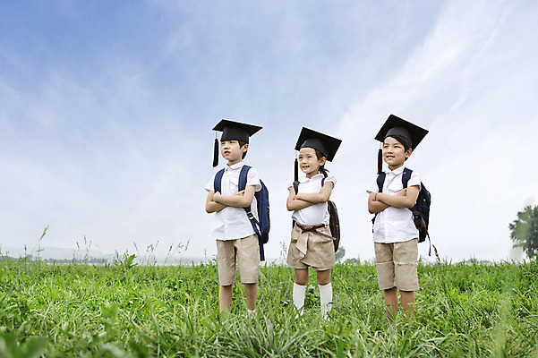 포토 JPG 주간 여자 어린이교육 남자 어린이 학사모 책가방 서기 웃음 사람 동양인 소녀 소년 잔디 상반신 야외 세명 팔짱 유치원생 한국인 어린이만 국내포토 자연요소 식물 모자_잡화 교육 가방 졸업 모션 표정 인종 파일형식
