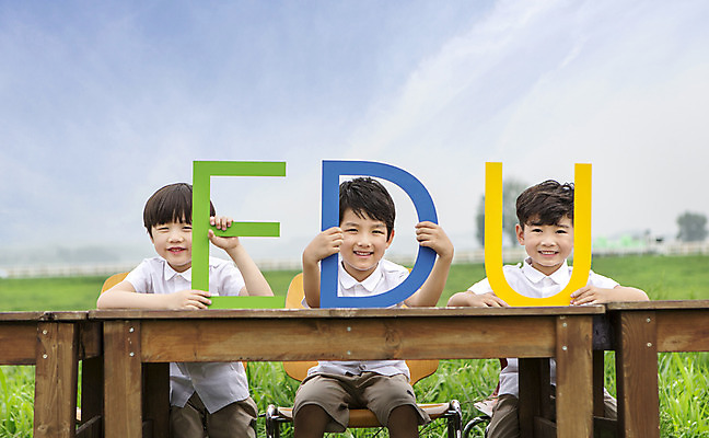 포토 JPG 주간 어린이교육 남자 어린이 웃음 사람 앉기 동양인 소년 상반신 야외 앞모습 세명 친구 유치원생 한국인 책상 야외교실 에듀 남자만 어린이만 소년만 국내포토 자연요소 교육 뷰포인트 가구 교실 관계 모션 표정 인종 에듀케이션 파일형식