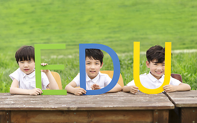 포토 JPG 주간 어린이교육 남자 어린이 사람 동양인 소년 상반신 야외 앞모습 세명 친구 유치원생 한국인 책상 야외교실 에듀 남자만 어린이만 소년만 국내포토 자연요소 교육 뷰포인트 가구 교실 관계 인종 에듀케이션 파일형식