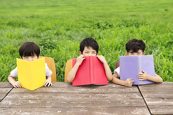 포토 JPG 주간 어린이교육 남자 어린이 사람 동양인 소년 잔디 상반신 야외 앞모습 책 세명 친구 독서 유치원생 한국인 야외교실 남자만 어린이만 소년만 국내포토 자연요소 식물 교육 뷰포인트 교실 관계 인종 파일형식