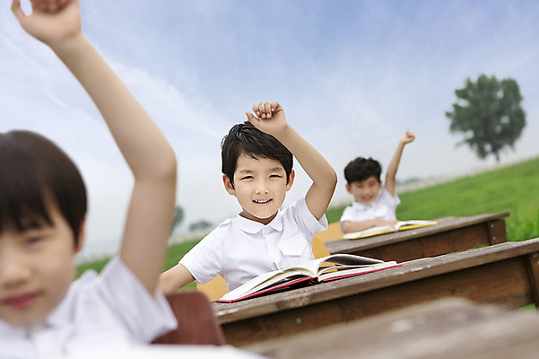 포토 JPG 주간 어린이교육 남자 어린이 수업 웃음 사람 앉기 동양인 소년 상반신 야외 세명 손들기 유치원생 한국인 퀴즈 질문 야외교실 남자만 어린이만 소년만 국내포토 자연요소 교육 교실 모션 표정 인종 파일형식