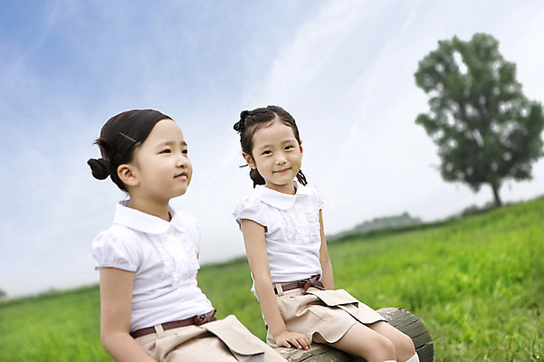 포토 JPG 주간 여자 어린이 웃음 사람 앉기 동양인 소녀 상반신 야외 두명 아웃포커스 친구 유치원생 한국인 여자만 어린이만 소녀만 국내포토 자연요소 관계 모션 촬영기법 표정 인종 파일형식