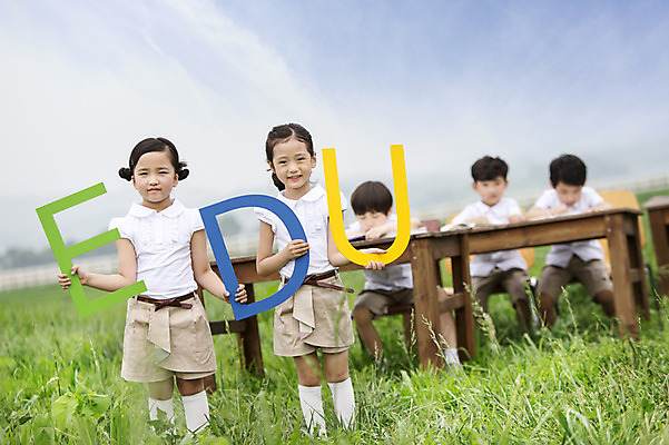포토 JPG 주간 여자 어린이교육 어린이 서기 웃음 들기 사람 동양인 소녀 잔디 여러명 상반신 야외 앞모습 아웃포커스 유치원생 한국인 야외교실 에듀 여자만 어린이만 소녀만 국내포토 자연요소 식물 교육 뷰포인트 다수 교실 모션 촬영기법 표정 인종 에듀케이션 파일형식