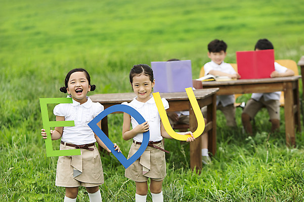 포토 JPG 주간 여자 어린이교육 어린이 서기 웃음 들기 사람 동양인 소녀 잔디 여러명 상반신 야외 앞모습 아웃포커스 유치원생 한국인 야외교실 에듀 여자만 어린이만 소녀만 국내포토 자연요소 식물 교육 뷰포인트 다수 교실 모션 촬영기법 표정 인종 에듀케이션 파일형식