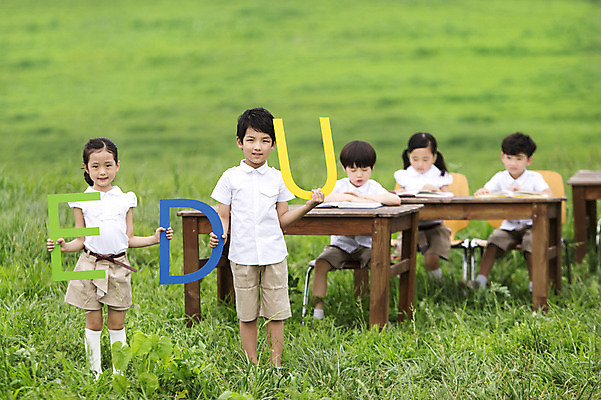 포토 JPG 주간 여자 어린이교육 남자 어린이 서기 들기 사람 앉기 동양인 소녀 소년 잔디 여러명 상반신 야외 앞모습 유치원생 한국인 야외교실 에듀 어린이만 국내포토 자연요소 식물 교육 뷰포인트 다수 교실 모션 인종 에듀케이션 파일형식