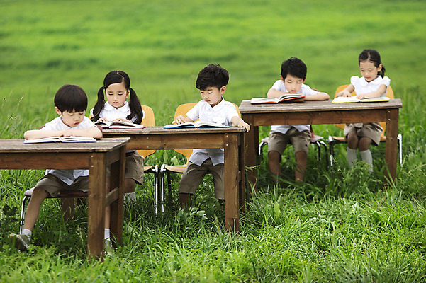 포토 JPG 주간 여자 어린이교육 남자 어린이 수업 사람 앉기 동양인 소녀 소년 잔디 여러명 야외 앞모습 유치원생 한국인 야외교실 어린이만 국내포토 자연요소 식물 교육 뷰포인트 다수 교실 모션 인종 파일형식