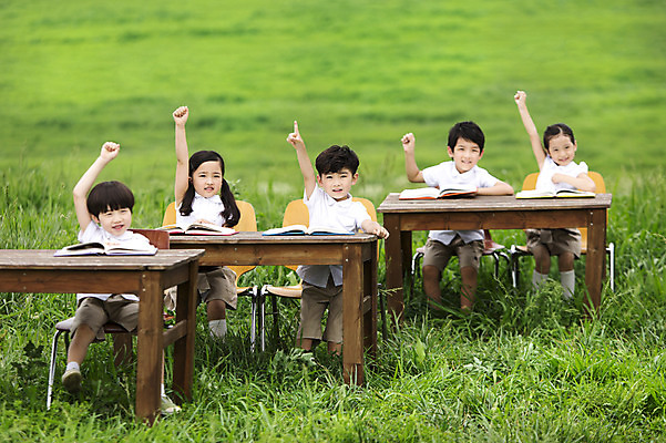포토 JPG 주간 여자 어린이교육 남자 어린이 수업 사람 앉기 소녀 소년 잔디 여러명 야외 앞모습 손들기 유치원생 퀴즈 질문 야외교실 어린이만 국내포토 자연요소 식물 교육 뷰포인트 다수 교실 모션 파일형식