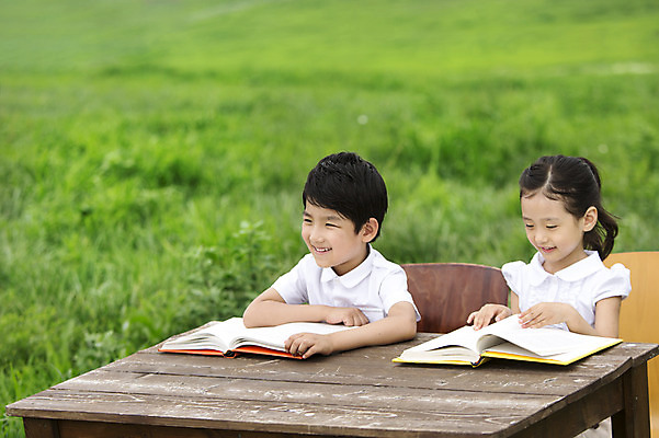 포토 JPG 주간 여자 어린이교육 남자 어린이 수업 웃음 사람 앉기 동양인 소녀 소년 상반신 야외 두명 책 유치원생 한국인 야외교실 어린이만 국내포토 자연요소 교육 교실 모션 표정 인종 파일형식