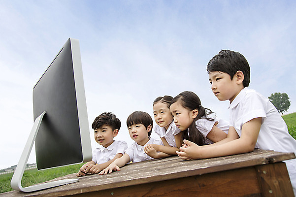 포토 JPG 주간 여자 어린이교육 남자 어린이 사람 동양인 소녀 소년 여러명 상반신 야외 컴퓨터 모니터 유치원생 한국인 야외교실 어린이만 국내포토 자연요소 교육 다수 교실 인종 전자제품 파일형식