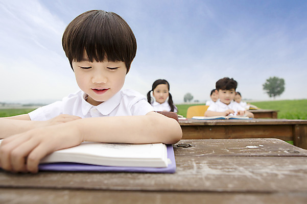 포토 JPG 주간 어린이교육 남자 어린이 수업 사람 동양인 소년 여러명 상반신 야외 앞모습 책 유치원생 한국인 책상 야외교실 남자만 어린이만 소년만 국내포토 자연요소 교육 뷰포인트 가구 다수 교실 인종 파일형식