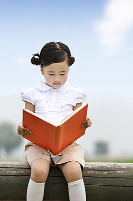 포토 JPG 주간 여자 어린이교육 어린이 한명 사람 앉기 동양인 소녀 상반신 야외 앞모습 아웃포커스 책 독서 유치원생 한국인 여자만 여자한명만 어린이만 소녀만 소녀한명만 국내포토 자연요소 1 교육 뷰포인트 모션 촬영기법 인종 파일형식