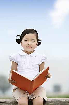 포토 JPG 주간 여자 어린이교육 어린이 한명 사람 앉기 동양인 소녀 상반신 야외 앞모습 아웃포커스 책 독서 유치원생 한국인 여자만 여자한명만 어린이만 소녀만 소녀한명만 국내포토 자연요소 1 교육 뷰포인트 모션 촬영기법 인종 파일형식
