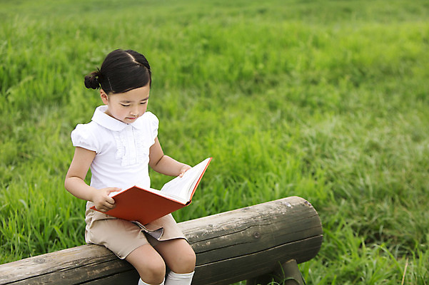 포토 JPG 주간 여자 어린이교육 어린이 한명 사람 앉기 동양인 소녀 잔디 상반신 야외 책 독서 유치원생 한국인 여자만 여자한명만 어린이만 소녀만 소녀한명만 국내포토 자연요소 식물 1 교육 모션 인종 파일형식