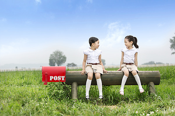 포토 JPG 주간 전신 여자 어린이 사람 앉기 동양인 소녀 잔디 야외 두명 친구 마주보기 유치원생 한국인 우체통 나무의자 여자만 어린이만 소녀만 국내포토 자연요소 식물 의자 관계 모션 인종 목재 파일형식