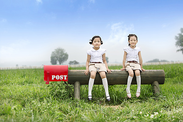 포토 JPG 주간 전신 여자 어린이 사람 앉기 동양인 소녀 잔디 야외 두명 친구 유치원생 한국인 우체통 나무의자 여자만 어린이만 소녀만 국내포토 자연요소 식물 의자 관계 모션 인종 목재 파일형식