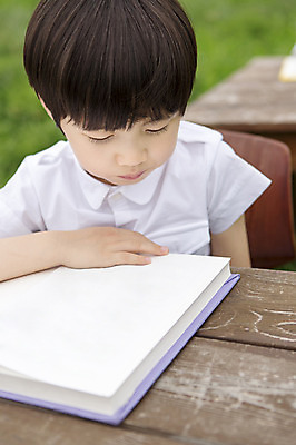 포토 JPG 주간 어린이교육 남자 어린이 한명 사람 동양인 소년 상반신 야외 앞모습 책 유치원생 펼침 한국인 남자만 남자한명만 어린이만 소년만 소년한명만 국내포토 자연요소 1 교육 뷰포인트 모션 인종 파일형식