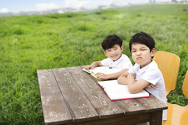 포토 JPG 주간 어린이교육 남자 어린이 웃음 사람 앉기 동양인 소년 잔디 상반신 야외 두명 책 친구 팔짱 유치원생 한국인 책상 남자만 어린이만 소년만 국내포토 자연요소 식물 교육 가구 관계 모션 표정 인종 파일형식