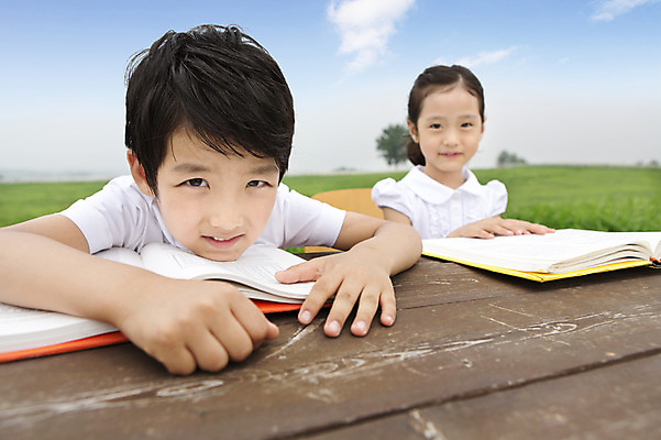 포토 JPG 주간 여자 어린이교육 남자 어린이 엎드리기 사람 동양인 소녀 소년 상반신 야외 두명 책 유치원생 한국인 책상 어린이만 국내포토 자연요소 교육 가구 모션 인종 파일형식