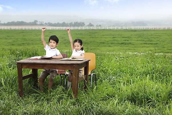 포토 JPG 주간 여자 어린이교육 남자 어린이 사람 앉기 동양인 소녀 소년 잔디 야외 두명 손들기 유치원생 한국인 퀴즈 질문 야외교실 어린이만 국내포토 자연요소 식물 교육 교실 모션 인종 파일형식