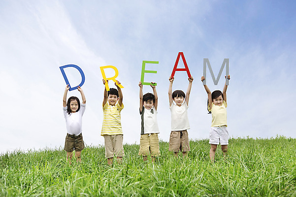 포토 JPG 주간 여자 남자 어린이 서기 웃음 들기 사람 동양인 소녀 소년 잔디 여러명 상반신 야외 앞모습 친구 유치원생 꿈 한국인 즐거움 상쾌 어린이만 국내포토 자연요소 식물 감정 뷰포인트 다수 관계 모션 표정 인종 파일형식