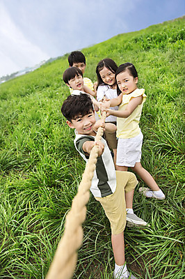 포토 JPG 주간 여자 남자 어린이 놀이 서기 웃음 사람 동양인 소녀 소년 잔디 여러명 야외 친구 유치원생 한국인 즐거움 상쾌 줄다리기 어린이만 국내포토 자연요소 식물 감정 다수 관계 모션 표정 인종 파일형식