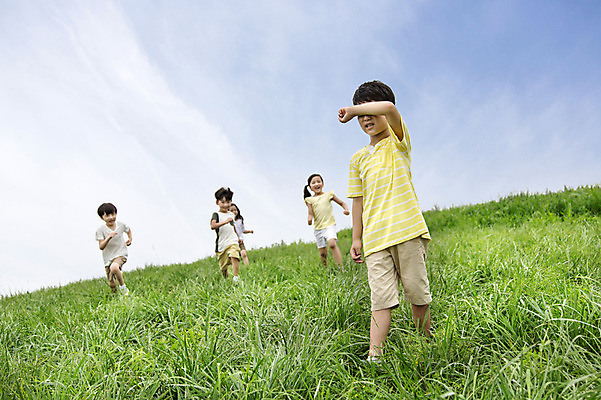 포토 JPG 주간 여자 남자 어린이 놀이 서기 사람 동양인 소녀 소년 잔디 여러명 상반신 야외 친구 유치원생 한국인 눈가림 즐거움 상쾌 무궁화꽃이피었습니다 어린이만 국내포토 자연요소 식물 감정 다수 관계 모션 인종 가림 파일형식